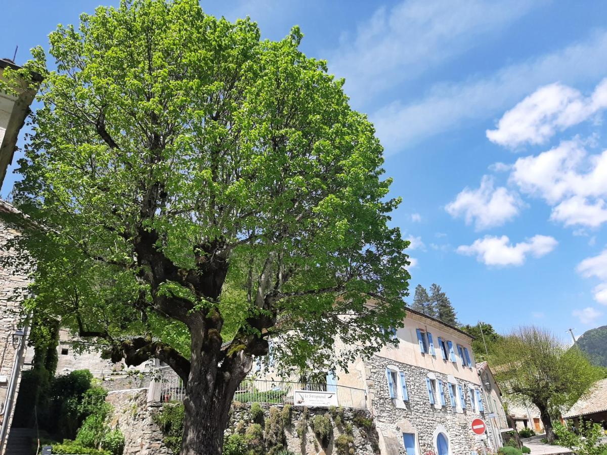 Le Sareymond Bed & Breakfast Menee Exterior photo
