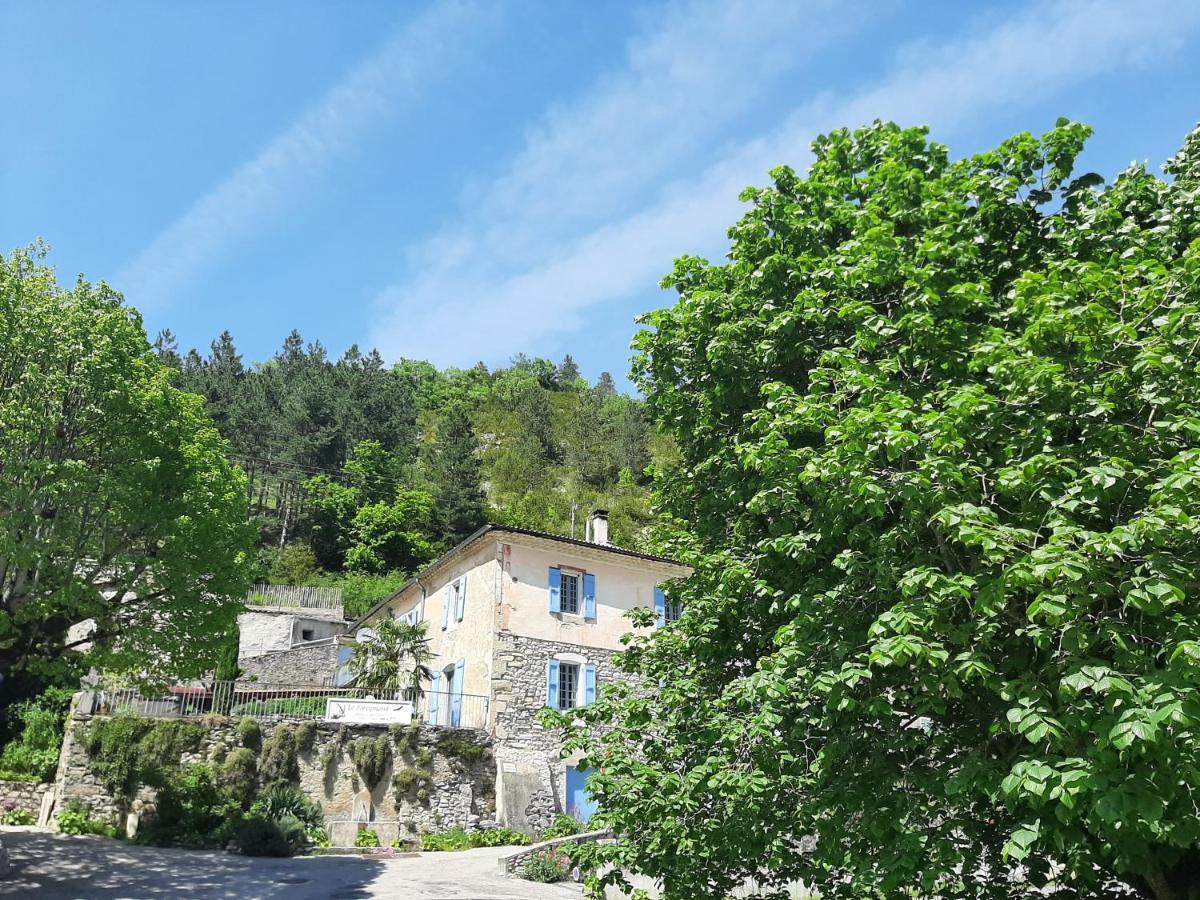 Le Sareymond Bed & Breakfast Menee Exterior photo