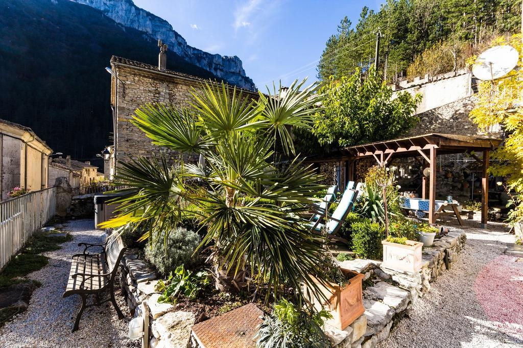 Le Sareymond Bed & Breakfast Menee Exterior photo
